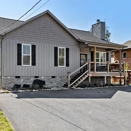 Bear Pass Is A 3 Bed 2 Bath Craftsman Style Home Located Within Walking Distance To Dt Gatlinburg